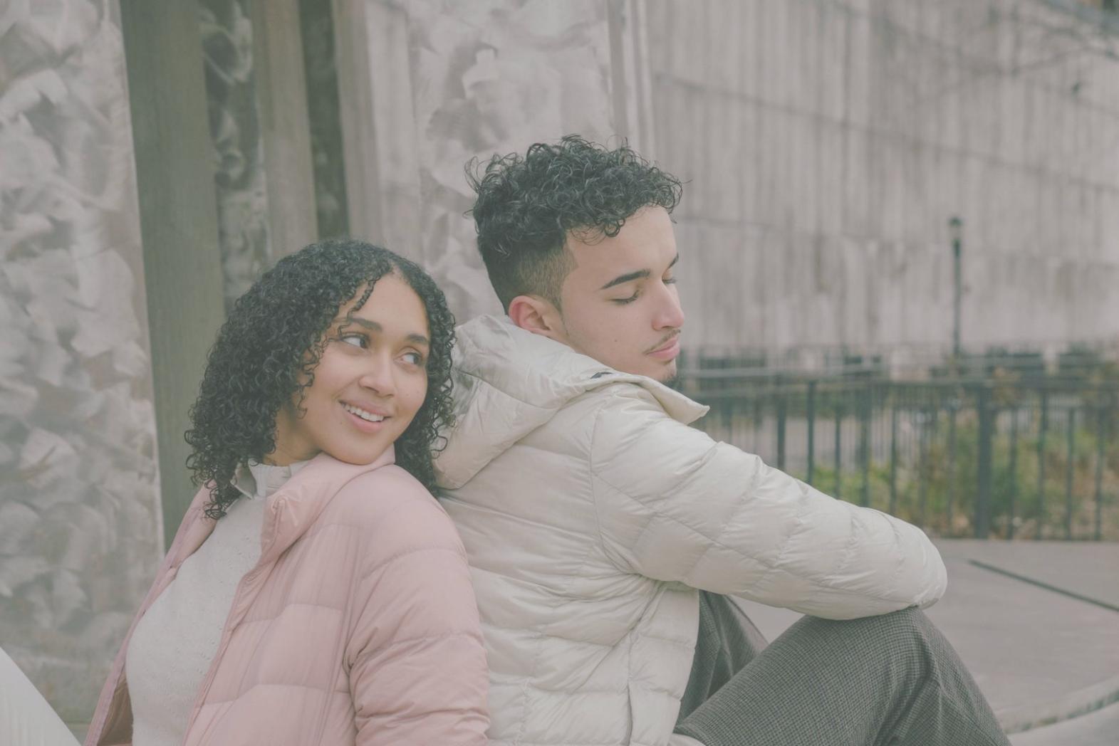 Famiglia che lavora insieme in un momento di crescita condivisa