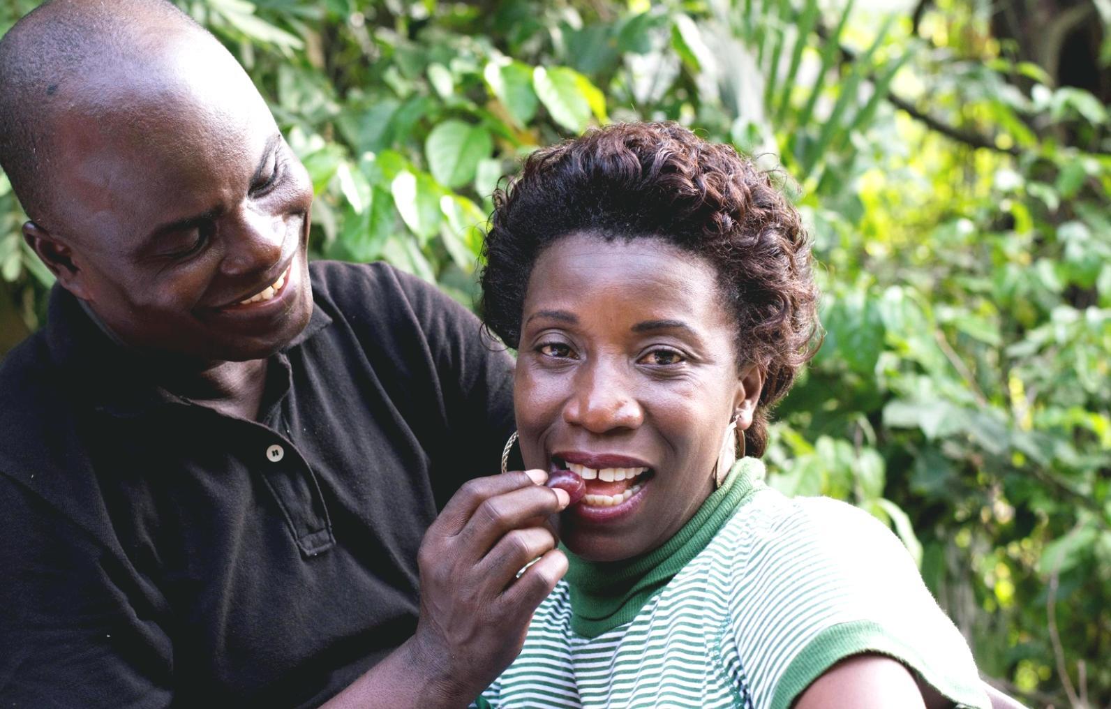 Momento di connessione familiare durante attività educativa condivisa