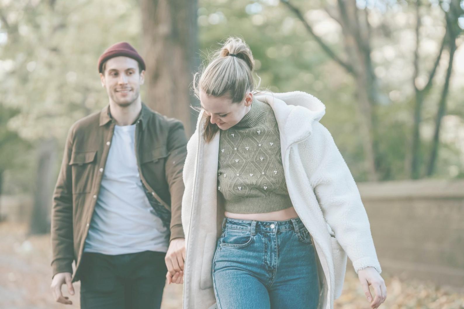 Momento di connessione tra genitore e bambino durante attività quotidiana