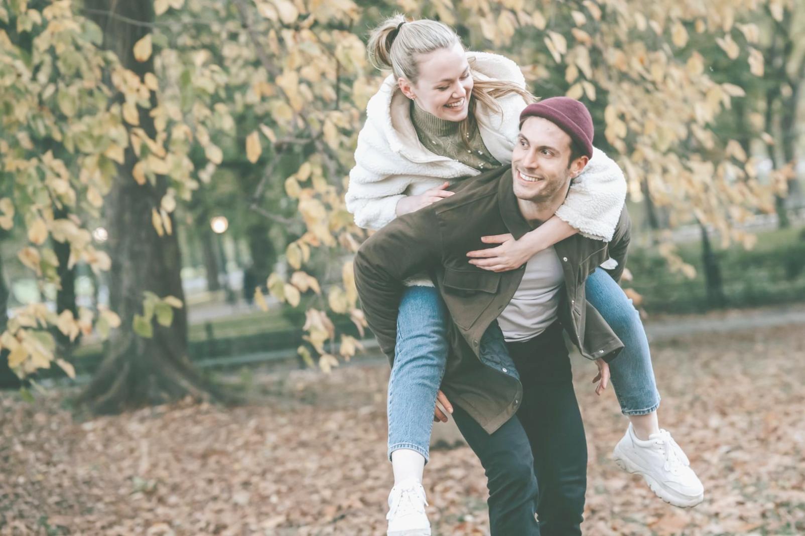 Famiglia che condivide attività quotidiane insieme